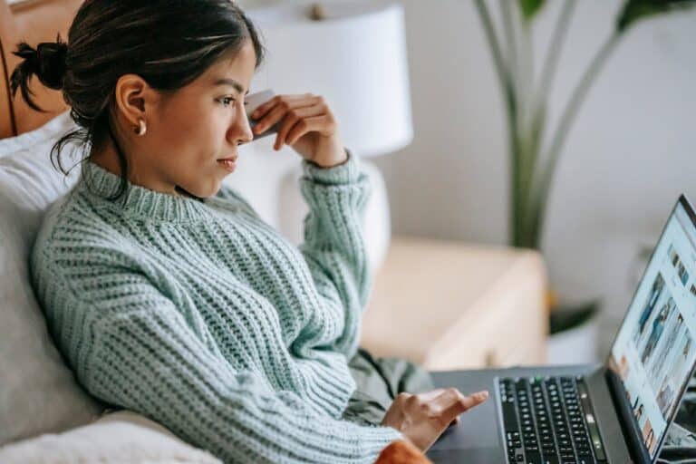 Digital-nomad-woman-on-sofa