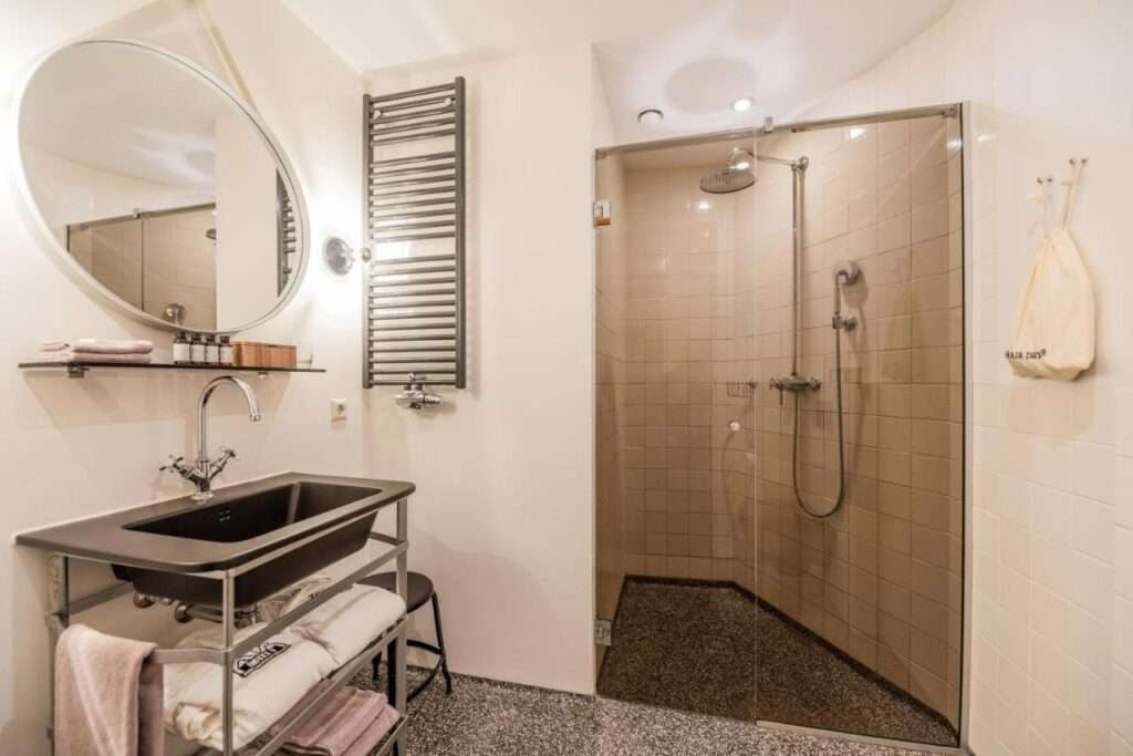 Hotel V Nesplein Bathroom